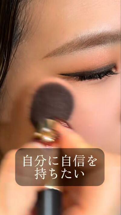 くっきり引いたアイラインが印象的