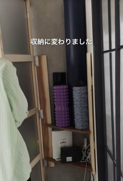 完成した鏡横の三角収納棚