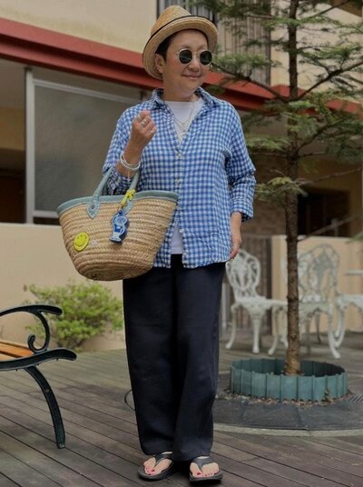 【64歳マダム】ブルーの〈ギンガムチェックシャツ〉をおしゃれに着こなす！こなれ感のある爽やかなスタイリングが素敵
