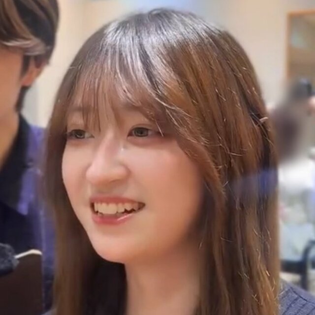 ロングヘアを黒髪「レイヤーボブ」へばっさりカット。カット前後のスタイルの変化に女性「ありがとうございます」と笑顔