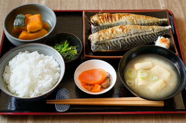 65歳おひとりさまは「月3万円不足」？2026年”年金引き上げ”でも生じる9.8万円差と老後家計のリアル