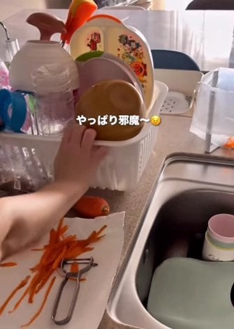 「めちゃ便利！」ニトリ×ダイソーで作る〈移動式水切りかご〉→狭いキッチンが〈劇的に使いやすく〉大変身！シンデレラフィットに感動の声続々