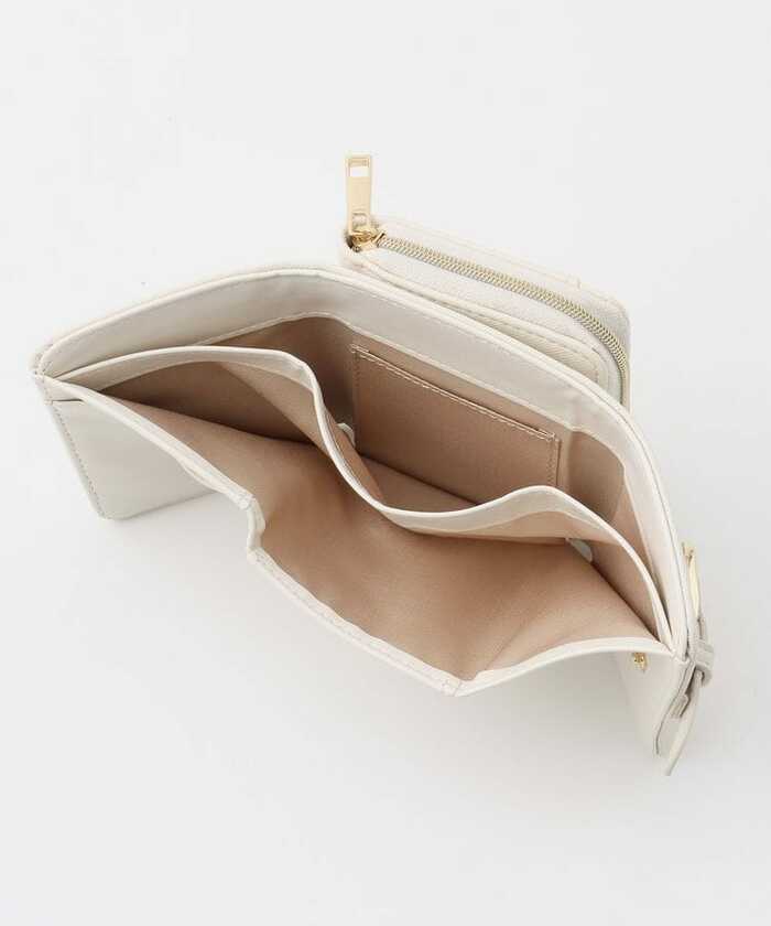 お札、小銭、カード入れがそれぞれ独立しているので使いやすさ