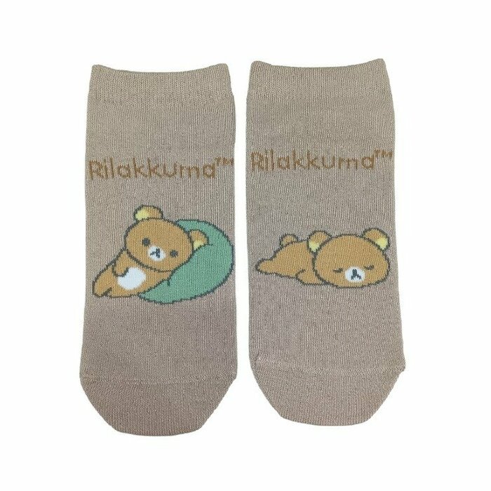 右足と左足でデザインが異なるアシンメトリーな仕様が特徴的