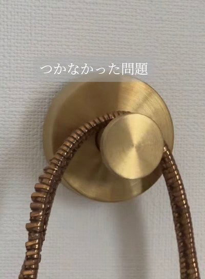 【100均DIY】凸凹の壁紙にくっつかない〈粘着フック〉の悩み→ダイソーの〈フォトフレーム〉を使ってあっという間に解決！