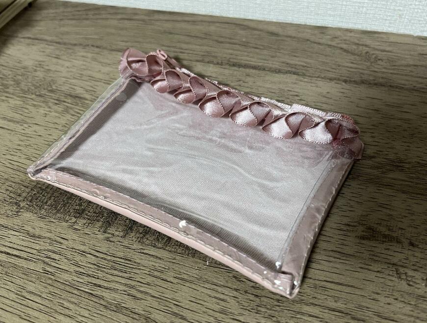 筆者撮影（ダイソー、推しポーチ、フリル付フラットポーチ（ピンク））