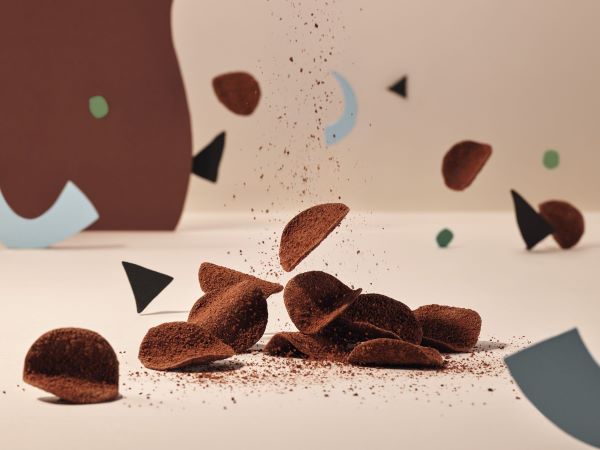 出所：株式会社　大丸松坂屋百貨店「【大丸梅田店】北海道発・冬季限定スイーツ＜SNOWS（スノー）>がバレンタイン期間限定出店。粉雪のような口溶け広がる新商品トリプルチョコレートチップス「スノーチップス」も登場！」（2024年1月22日）PR TIMES