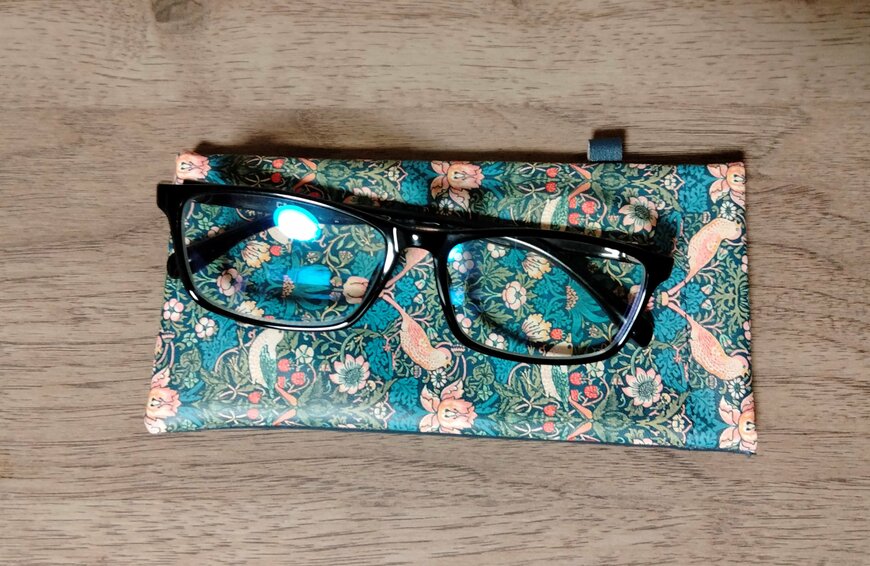 筆者撮影（セリア、メガネケース ウィリアム・モリスデザイン）