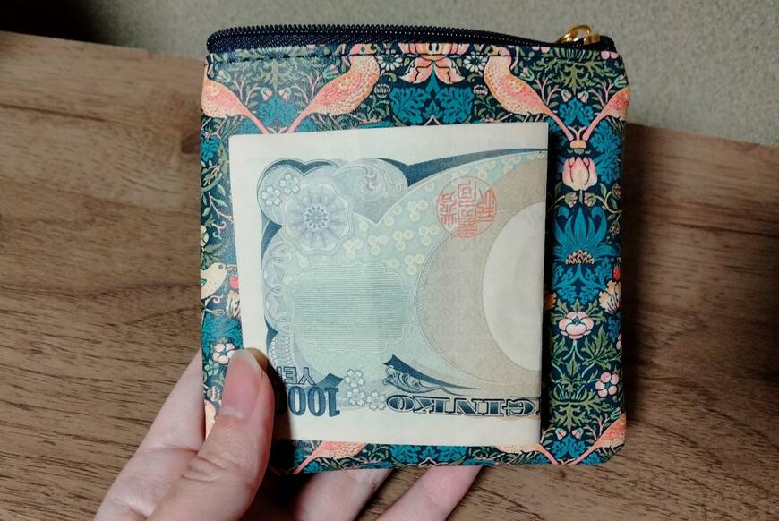 筆者撮影（セリア、スクエア フラットポーチ ウィリアム・モリスデザイン）