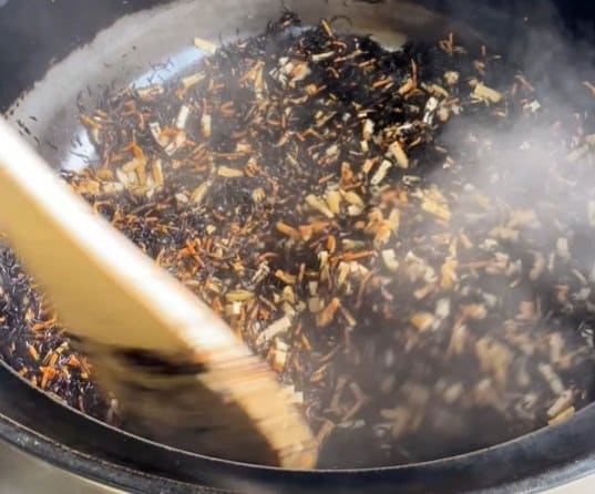 【学校給食】「こういうおかずが最高なのよ...」大鍋で作る今日の給食「ひじきの炒め煮」動画で食欲倍増！