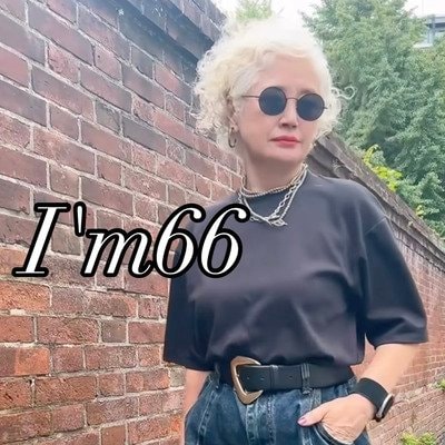 【66歳マダム】黒Tシャツ×ワイドデニムのシンプルコーデがかっこいい　「憧れます」