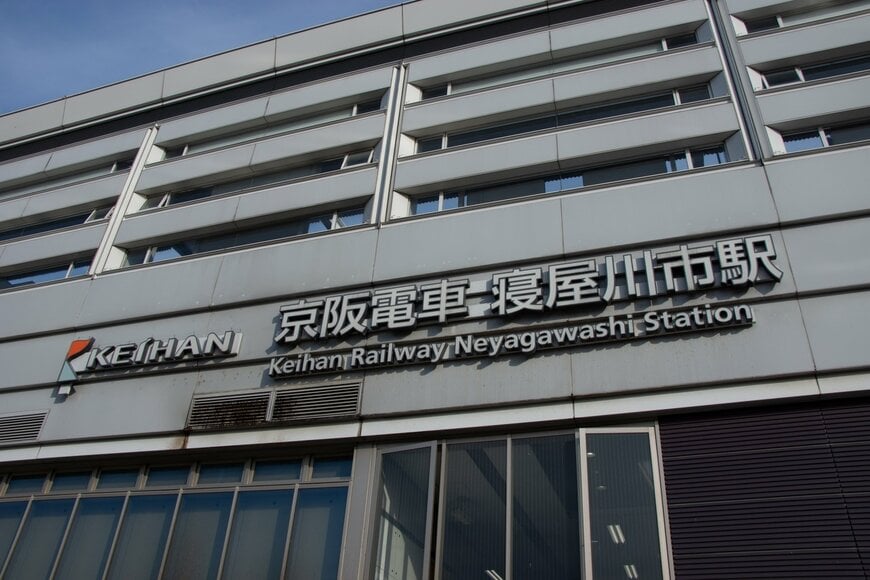 「寝屋川市駅のカフェ」で見つけた珍しいフットレスト　鉄道ファンも喜ぶ意外な仕掛けに「おもろ」