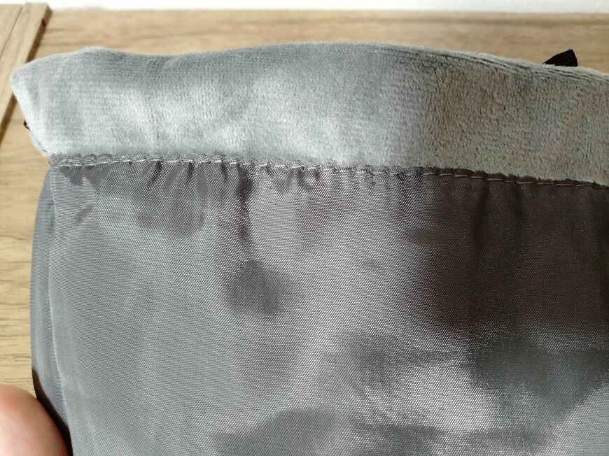 筆者撮影（セリア、刺繍入りベロア巾着）