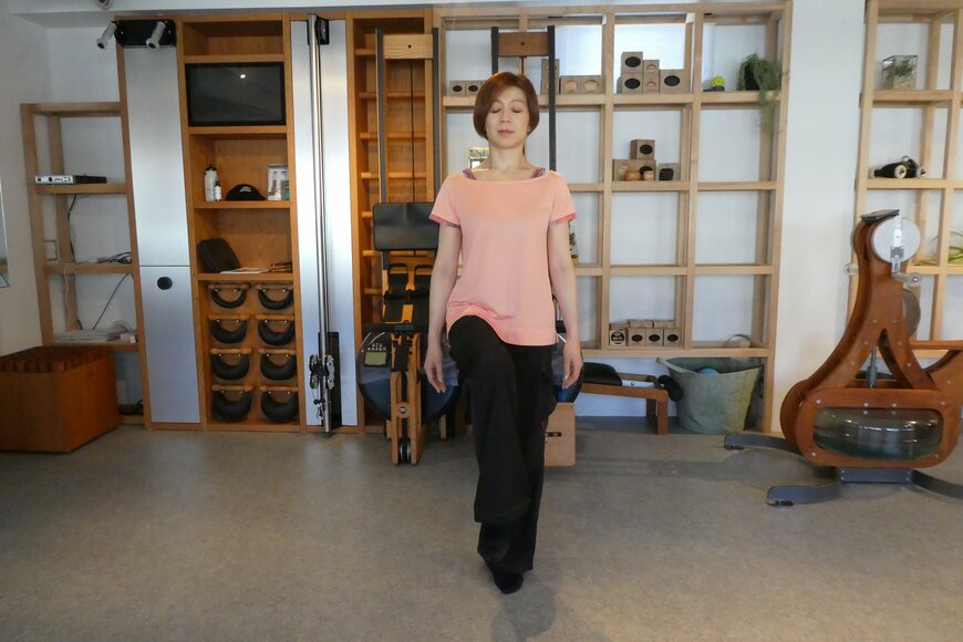 ② 片足を上げて身体が安定したらゆっくりと両目を閉じます。この状態を20～30秒キープできるように努めましょう。その過程で経絡のバランスと流れがよくなってきます。左右交互に、気づいたときにやってみましょう。