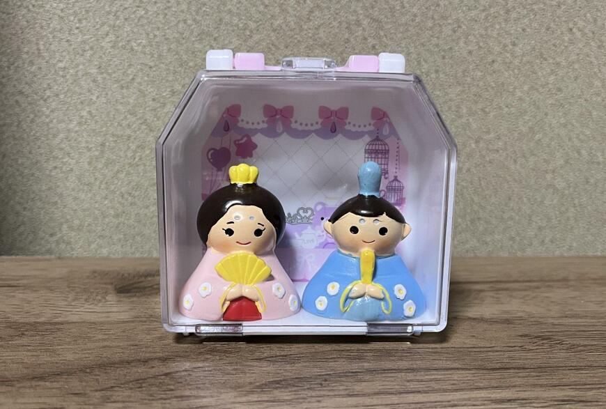 セリア、ひな祭りマスコット 男雛・女雛をディスプレイケースに入れた画像