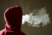 トランプ大統領の事情―米中高生をハメた「フルーツ風味の電子タバコ」の中途半端な規制措置の理由とは