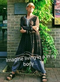 【海外マダム】〈チュニックワンピース×サルエルパンツ〉のエキゾチックな個性派コーデがおしゃれ「この服最高！」の声