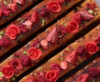 まるでバラ園のようなパウンドケーキに注目！完成度の高さに「素晴らしい」「食べるのもったいない」