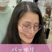 「バッサリイメチェンしたい」と話すメガネの女性が、カットで前髪をつくった、くびれのあるショートにスタイルチェンジ