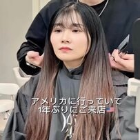 1年ぶりに美容室を訪れたロング女性→バッサリカットで上品な〈ミディアムレイヤースタイル〉に！「すごーい！」と笑顔