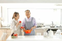 【65歳以上の夫婦】「貯蓄額」の平均・中央値はいくら？2019年～2024年で「平均貯蓄額」はどれくらい増えたのか