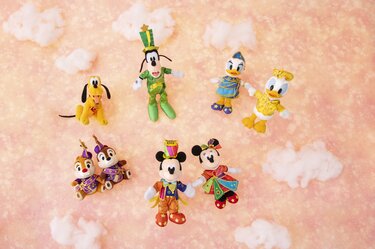 ディズニー】40周年スペシャルグッズが公開！パークで身につけたい5 