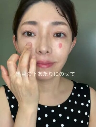 黒目の下あたりにのせて広げる