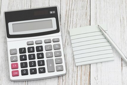 【遺族年金】もし、会社員の夫が亡くなったら妻には月額いくら支給される？「子育て中・子なし・65歳以上シニア」3つのケースで試算