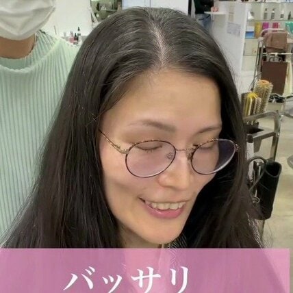 「バッサリイメチェンしたい」と話すメガネの女性が、カットで前髪をつくった、くびれのあるショートにスタイルチェンジ