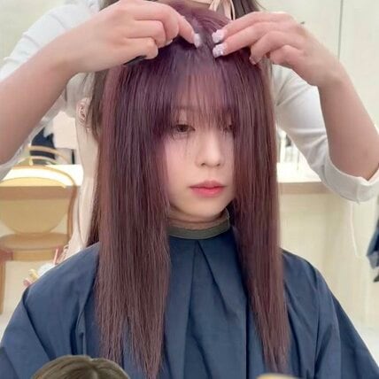 ロングヘアの女性が…プロの手でおしゃれな〈ミディアムレイヤースタイル〉に！ふんわり華やかなシルエットが可愛い！