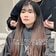 1年ぶりに美容室を訪れたロング女性→バッサリカットで上品な〈ミディアムレイヤースタイル〉に！「すごーい！」と笑顔