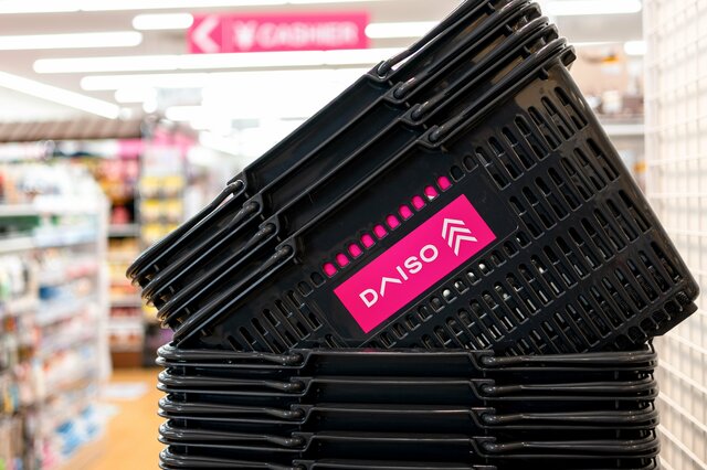 ダイソーの「110円グッズ」で解決！散らかりがちな〈ふわふわ系〉フリースやブランケットを巻くだけでスッキリ整頓＆収納！