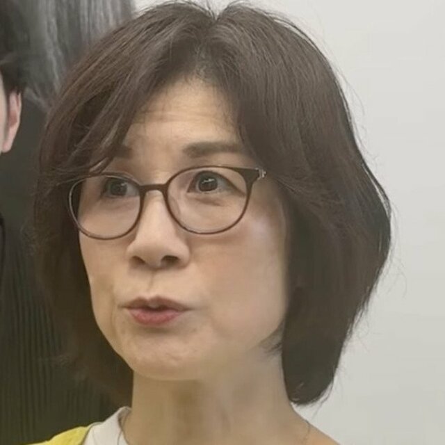 〈広がる襟足＆メガネ着用時の横ハネ〉に悩む女性→プロが作る〈ひし形ショート〉でスッキリ解決「そう！こういうの！」と笑顔