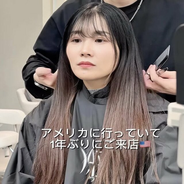 1年ぶりに美容室を訪れたロング女性→バッサリカットで上品な〈ミディアムレイヤースタイル〉に！「すごーい！」と笑顔