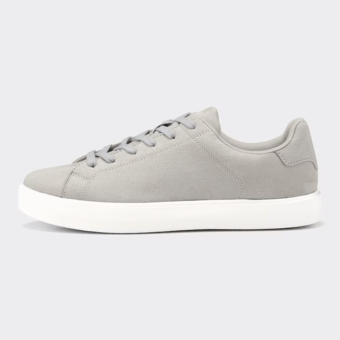 カジュアルコーデはもちろん、ガーリーファッションやジャケットスタイルの外しにも