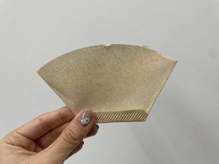 次にフィルター側面の張り合わせ部分を裏面に折り曲げます