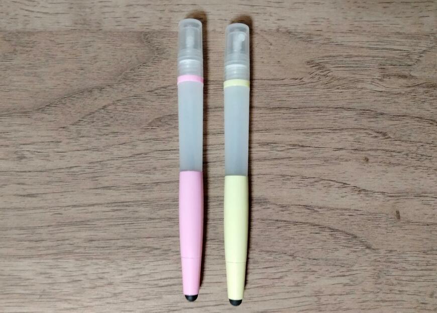 筆者撮影（セリア、スプレー蛍光マーカー ピンク タッチペン付き/スプレー蛍光マーカー イエロー タッチペン付き）