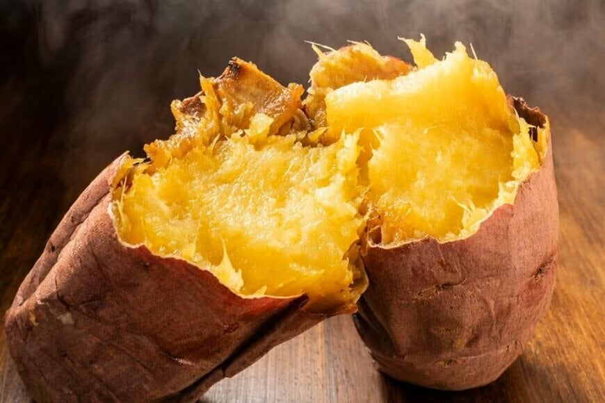 外で焼き芋をおいしく食べていると…　横取りしてきた「危険すぎる生物」に思わず目を疑う