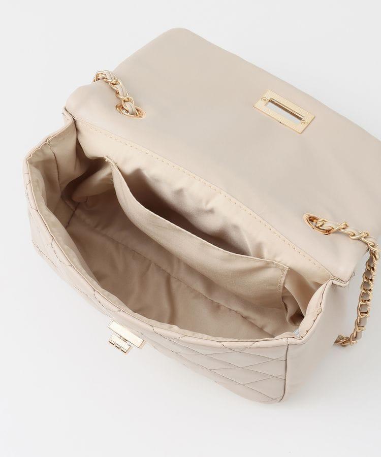 内側にはポケット付き。大きめサイズのスマホもスムーズに出し入れできるサイズ感です。ベージュカラー（出所：ハニーズ公式通販 フラップショルダーバッグ）