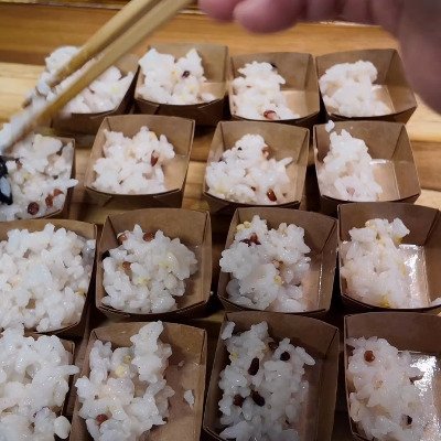 「反抗期の娘」に母が作る愛情と手間をかけた【反撃弁当】16個の小さなカップに入れたミニお弁当の「おふざけ」がおもしろすぎると話題