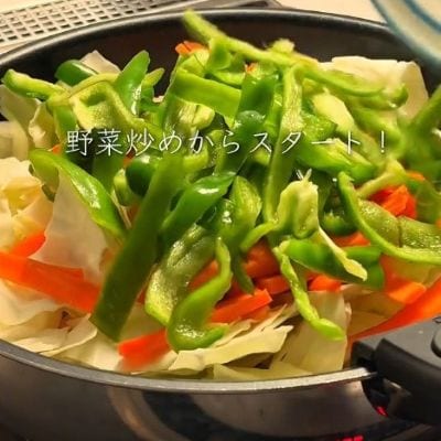 【冷凍弁当】野菜炒めや焼きそばなどを使った「5種類の冷凍弁当」を“フライパンを洗わずに作る”投稿に驚き！どれもおいしそうで、美しい盛り付けに見とれてしまう