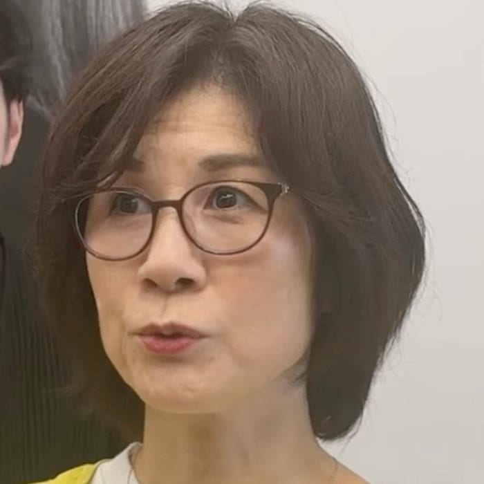 〈広がる襟足＆メガネ着用時の横ハネ〉に悩む女性→プロが作る〈ひし形ショート〉でスッキリ解決「そう！こういうの！」と笑顔