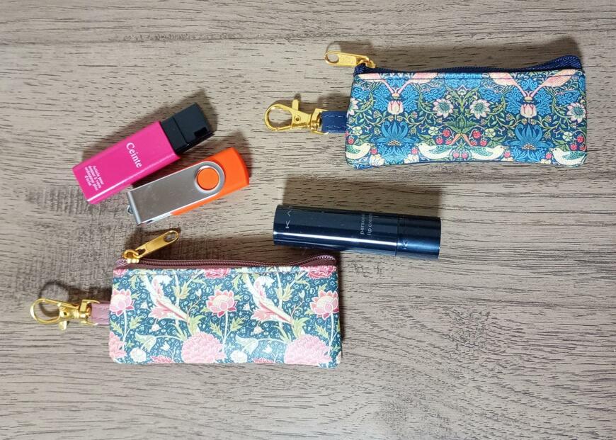 筆者撮影（セリア、スリムコインケース フック付 WM）