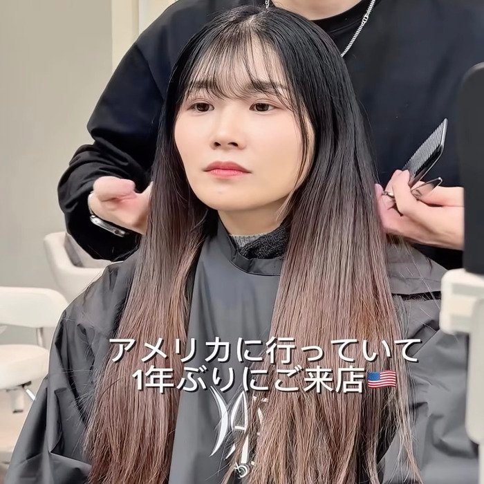 1年ぶりに美容室を訪れたロング女性→バッサリカットで上品な〈ミディアムレイヤースタイル〉に！「すごーい！」と笑顔