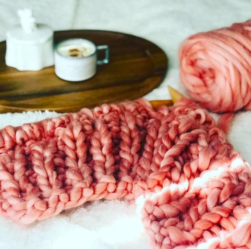 ピンクの毛糸を編むと、ひき肉みたいな見た目に！