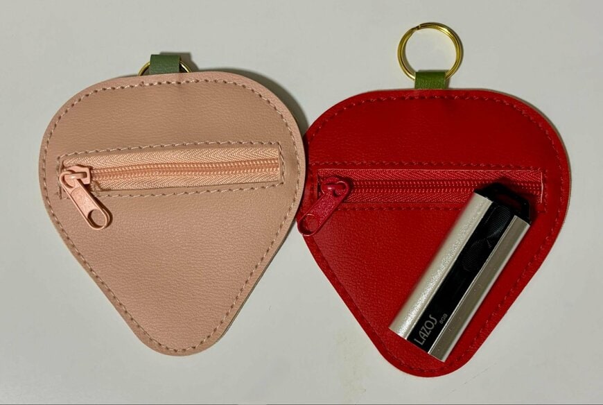 筆者撮影（キャンドゥ、合皮コインケース リング付 イチゴ形）