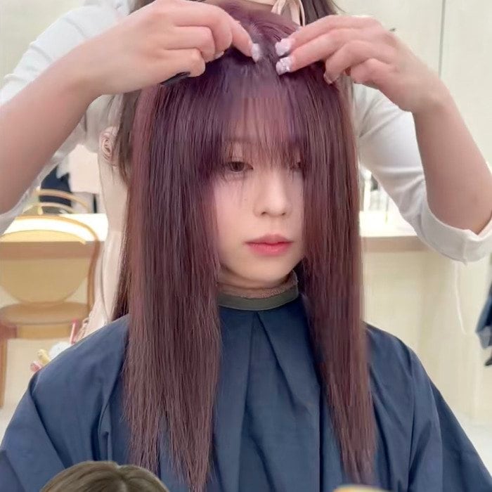 ロングヘアの女性が…プロの手でおしゃれな〈ミディアムレイヤースタイル〉に！ふんわり華やかなシルエットが可愛い！