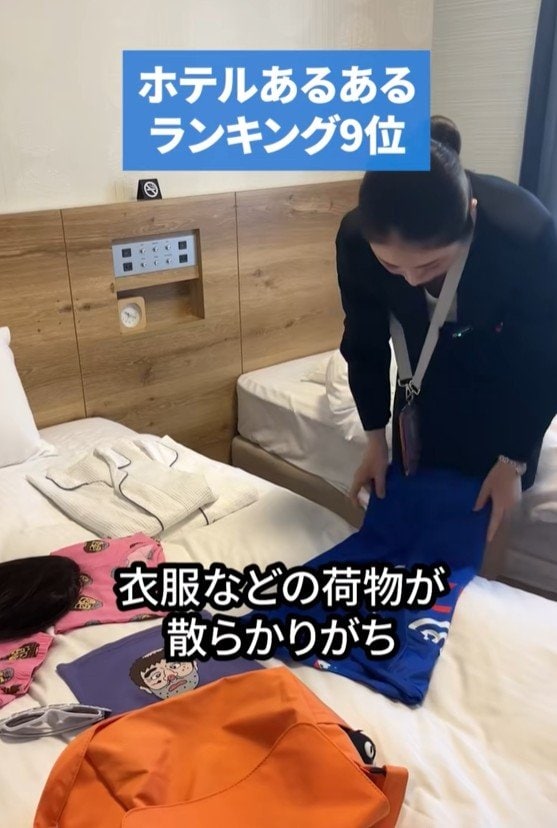 荷物を片付ける女性