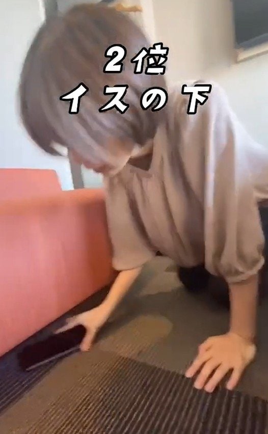 椅子の下には小物が落ちてることも