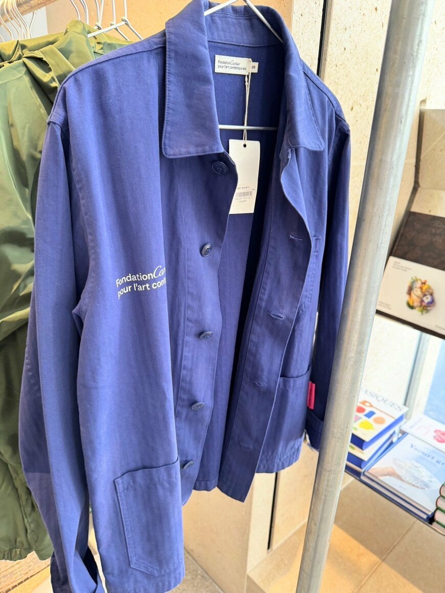 ブルーが目を引くジャケット